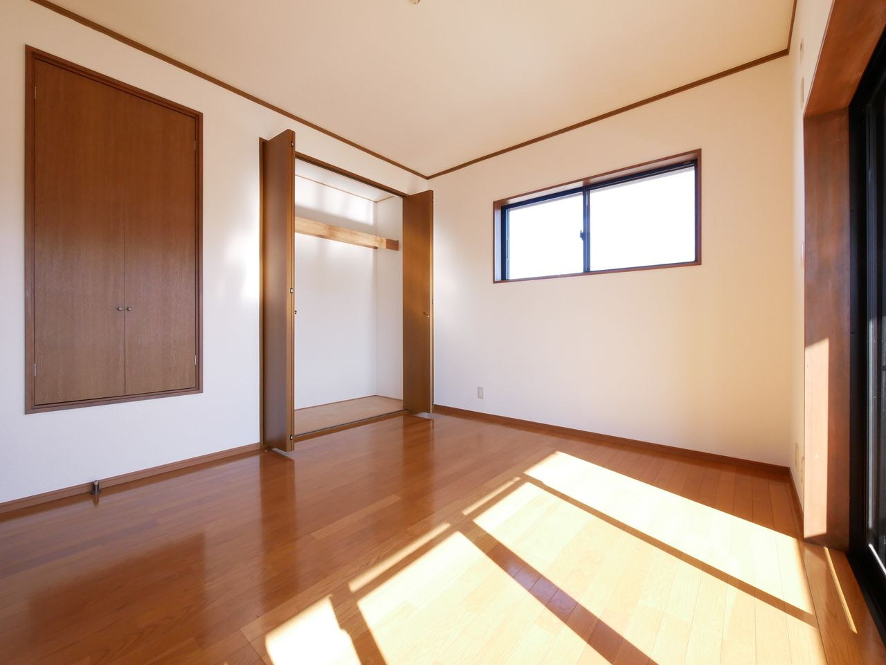 2階洋室7帖　リフォームで太年綺麗なお部屋です。