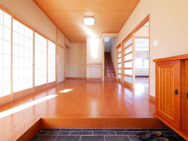 広々として趣のある玄関