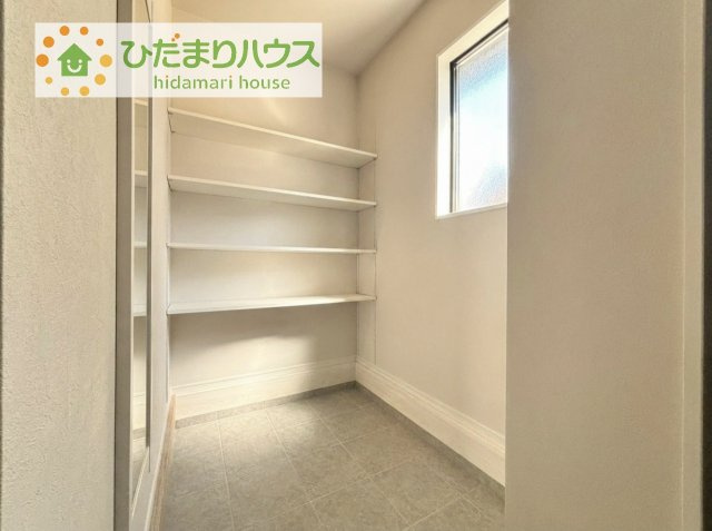 シューズクロークは、レインコートやベビーカー、ゴルフバッグなど大きな荷物を置けるので、　いつでも玄関を綺麗に保てます(*^-^*)