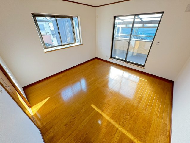8帖主寝室　南・東の二方向からの陽射しで明るい空間です。