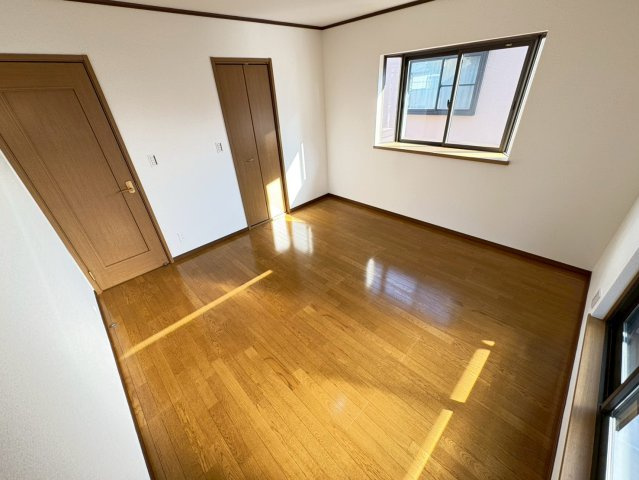 8帖主寝室　プライベートな空間だからこそ使いやすいシンプルなデザインに。