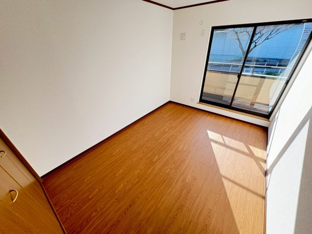 6帖洋室　バルコニーに面していて開放感ある空間です。