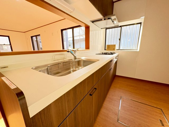 シンプルな意匠で使いやすいシステムキッチン。