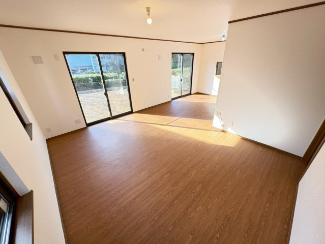 広々22帖のＬＤＫは自然と家族が集まります。家族の笑い声が聞こえるほっと一息つけるお住まいへ。