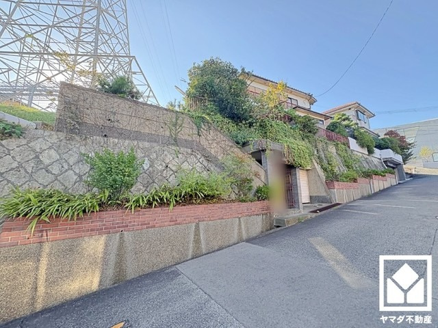 阪急電鉄甲陽線「苦楽園口」駅まで徒歩約19分、JR東海道本線「芦屋」駅まで徒歩約25分、阪神電鉄本線「打出」駅まで徒歩約27分の立地。