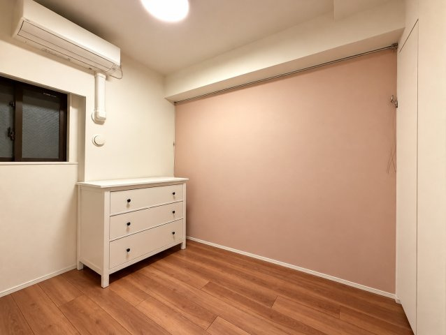 約6.0帖の洋室は、子供部屋はもちろん、書斎や趣味のお部屋としても活躍。シンプルな間取りで家具のレイアウトを考えやすく、家族構成や暮らし方に合わせた使い方が可能です。