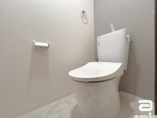 スッキリとしたデザインのトイレは見た目だけでなく、お手入れもしやすくて清潔な空間を保てます。
