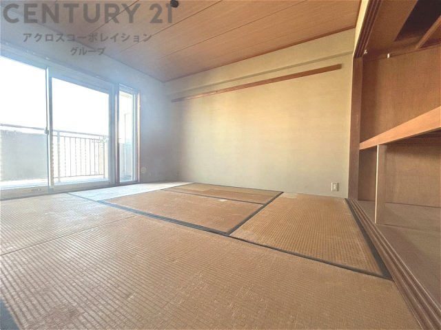 リビング横の和室スペースはリビングと続きで利用してもデザイン性のとれる洋風和室になります。やっぱり一室は欲しい和室は客間や小さなお子様の寝かせ付けなどにも便利です。