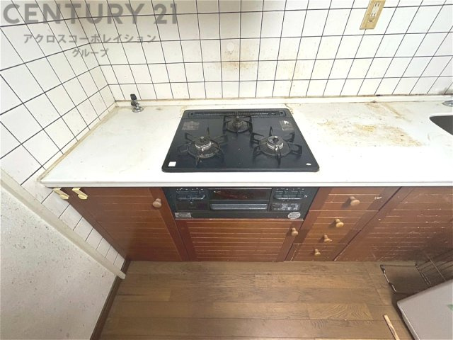多数の調理器具を同時に使用でき、料理の効率化が可能。省エネで節約になり、様々な料理スタイルに適応できます。また、火力調整が独立しており、手入れや掃除もしやすく、今よりもっとお料理が楽しくなるかも。