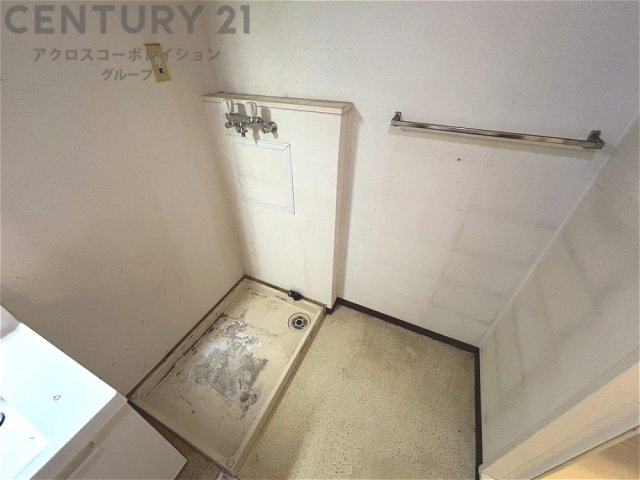洗濯物の仕分け作業がしやすく、整理整頓が容易になります。洗濯音や湿気を他の部屋に持ち込まず、生活環境を快適に保ちます。上部を活用すれば収納スペースを確保でき洗剤や洗濯用品の整理もしやすくなります。
