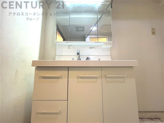 化粧品や洗顔料、歯ブラシなどの必需品をまとめて置ける収納スペースがあり、使用するたびに取り出す手間が省けます。また、水回りのため、濡れても大丈夫な素材が使用されており、お手入れが簡単です。