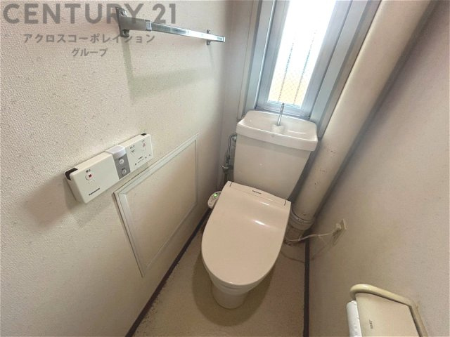 温水洗浄便座付トイレは温水洗浄機能により、暖かい水でおしりを洗浄することができ、冷たい水を使う従来の便座に比べ、温水洗浄機能で暖かいトイレを提供し、快適な使用を可能にします。
