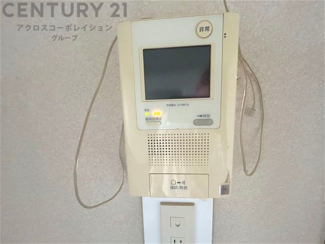訪問者が来たときにテレビ画面で確認できるため、安心してドアを開けられます。録画機能があるものもあり、留守中に来訪者を記録しておくことができます。利便性が高く、セキュリティ面でも安心です。