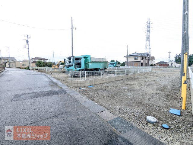【前面道路含む現地写真】お車も2台すれ違える道幅の広さもございます。ぜひ現地もご覧ください。