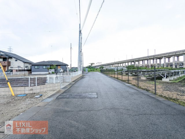 【前面道路含む現地写真】お車も2台すれ違える道幅の広さもございます。ぜひ現地もご覧ください。