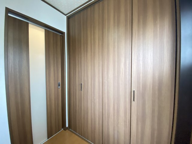 玄関横の大型収納は、日用品や掃除道具などもまとめてしまえる便利なスペースです。中身も見やすく、整理整頓がしやすいのが特徴。生活感を出さずにスッキリ暮らしたい方にぴったりです。帰宅後にすぐ収納可能です。