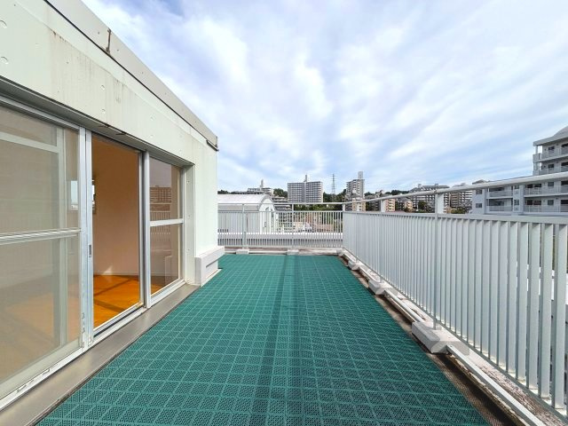 周囲に高い建物が少なく、眺望も良好で、空や街並みを一望できます。