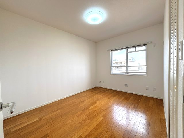 約5.5帖のお部屋は、収納も付いていて、使い勝手◎