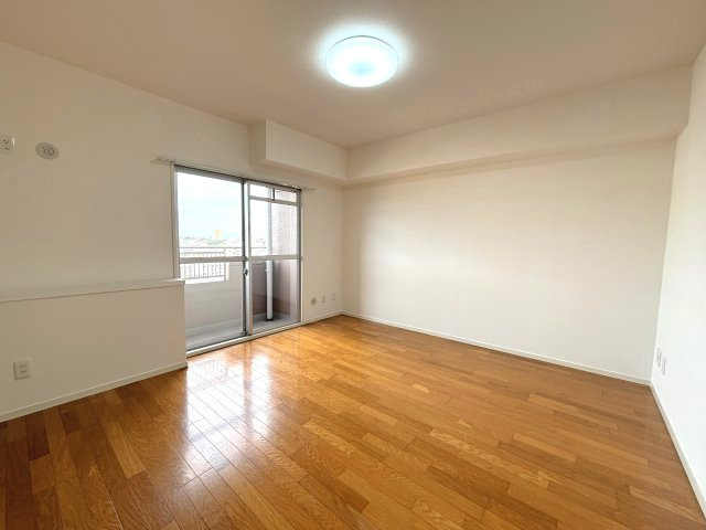 北側バルコニーに面している洋室約7.6畳は4階のため通風良好です♪