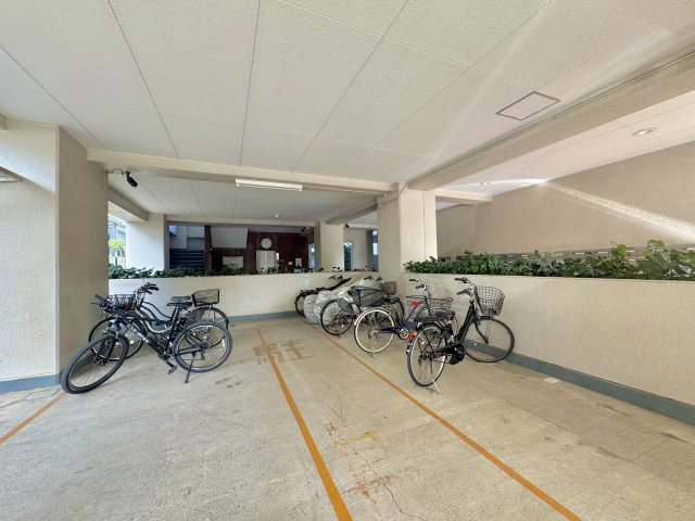 敷地内に駐輪場ございます。