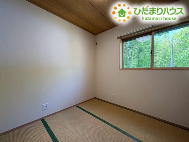 畳の香りに心が癒やされる落ち着きある和室空間です!　窓から心地よい自然光と爽やかな風が通り抜け、小さなお子様のお昼寝スペースやご家族のくつろぎの場、客間としてなど幅広く快適にご利用いただけます♪