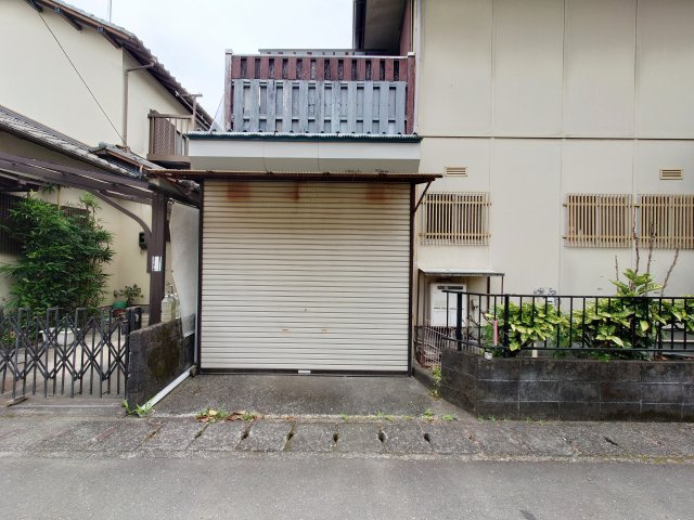 収納スペースとしても活用できる車庫付き