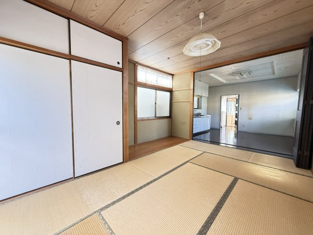 3階の和室は、柔らかな畳の質感と木の温もりが心地よい落ち着いた空間です。襖付きの収納もあり、布団や季節物もしっかり片づけられます。キッチンと続き間になっているため食事や家事動線もスムーズです。