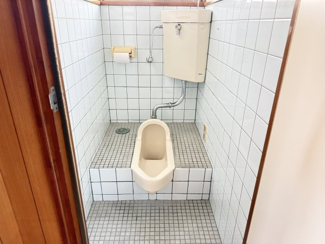 明るい窓付きのトイレは換気しやすく、清潔感のある空間です。温水洗浄便座を備え、日常の使い勝手も良好。シンプルな内装で手入れがしやすく、家族みんなが使いやすい設備が整っています。