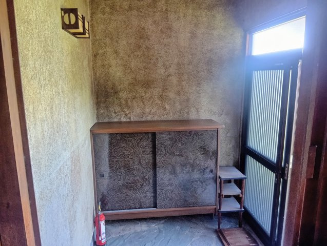 コンパクトな下駄箱があり、南向きの玄関からは明るい光が差し込みます！