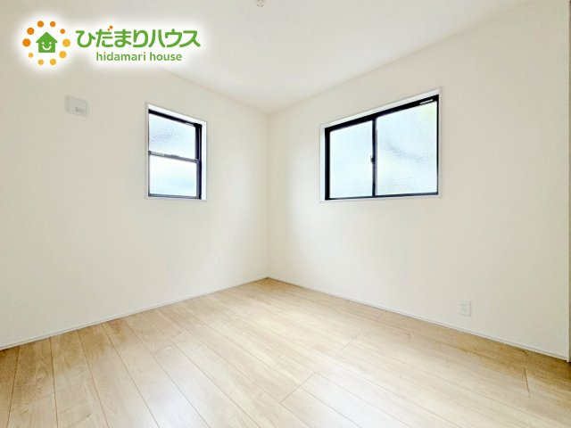 洗練された空間にやわらかい光が差し込み、お気に入りの家具や小物が映えます。