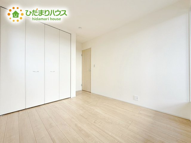 窓からそそがれる暖かみのある明るい空間。広々としたプライベート空間で自分の時間を楽しめます。フローリング仕様で普段のお掃除も楽々です。