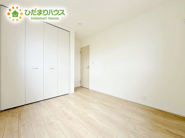 お子様の成長に合わせて、自由に模様替えできるように考えた、シンプルな洋室。