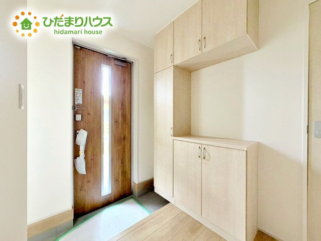陽当たりが良い玄関は、お出かけ前の気分も上がります。シューズボックスには、たくさんの靴が収納出来るのでいつでも玄関がスッキリです。