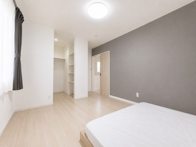 ゆとりある広さを確保した主寝室は、落ち着いたアクセントクロスがおしゃれな印象を演出します。ウォークインクローゼットに加え、可動棚も備えているため、衣類や季節用品をすっきり収納可能となっています。