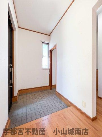 広々玄関の隣には収納力のある下駄箱があります！