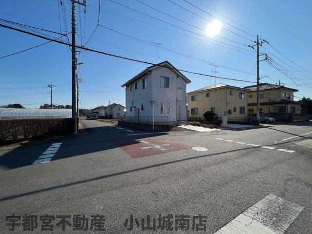 幅員6メートルの道路は、駐車が苦手な方でも安心な広さです