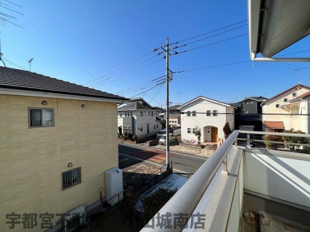 バルコニーからの景色。日当たり十分な間隔が確保されております。