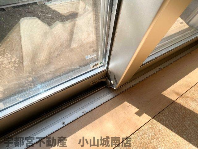 窓の二重ロックで防犯対策