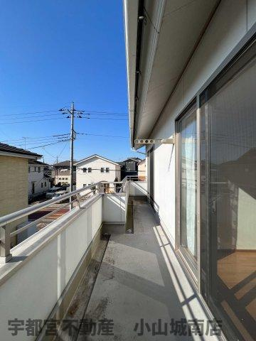 幅広バルコニーで洗濯物もたっぷり干せます