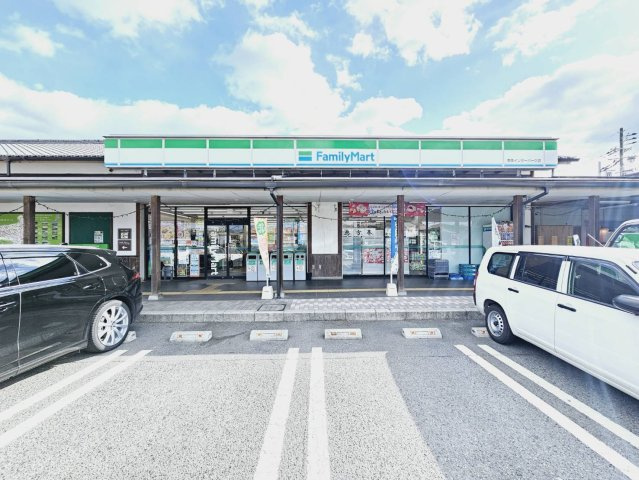 「ファミリーマート」へ徒歩約15分