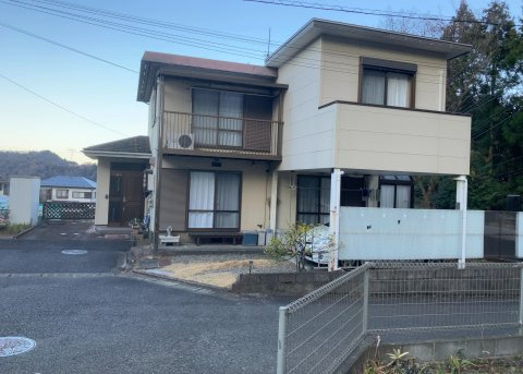 道幅が広い場所は日当たりや風通が良好です。幅が広いのですれ違いも可能ですし大きな車でも駐車可能！一方で、大型車が通ることも多くなるため交通量の増加により騒音に繋がります。また土地の値段が高くなります。