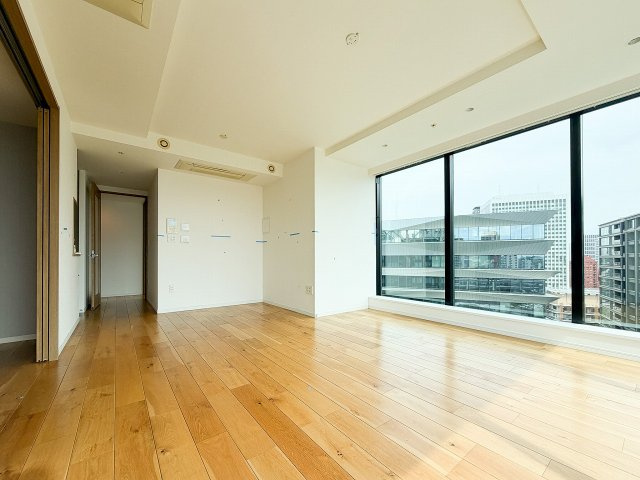 家族の集まるリビングは大きな窓から気持ちの良い日差しが入ります