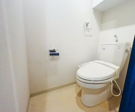 温水洗浄付きトイレです。吊戸棚があり、トイレに収納があるのは嬉しいですね♪