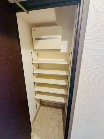 玄関横のシューズインクローゼットです。靴が多い方も安心の収納力です♪