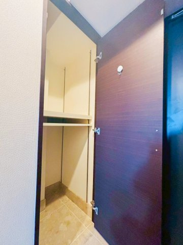 シューズインクローゼットの対面には嬉しい玄関収納があります。様々な使い方ができそうな設計です♪