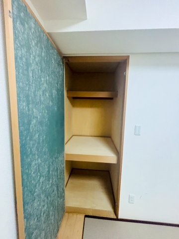 和室にある押入れです♪使い勝手の良い二段に分かれているタイプです。