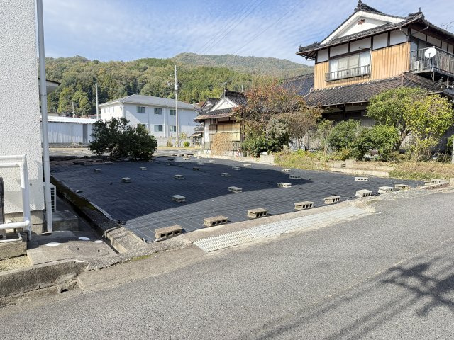 平坦な地勢で使い勝手の良い土地です。雑草対策の防草シートが敷かれており、管理された印象を受けます。南側道路に面し、日当たりも確保しやすい配置。周囲は落ち着いた住宅街で、生活環境も整っています。