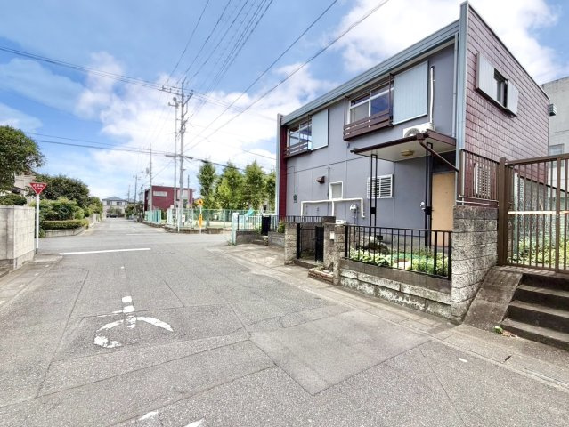 ■外観｜周囲の見渡しが良く安全確認がしやすいため、小さなお子様がいるご家庭でも安心です♪