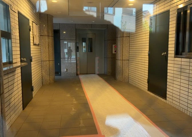 ラウンジは、マンションの共用スペースに椅子やテーブルなどを配置した利用者が寛げる空間です。屋内型ラウンジと屋外型ラウンジがあります。共用部分の管理状況と合わせて、詳細については現地でご確認ください。