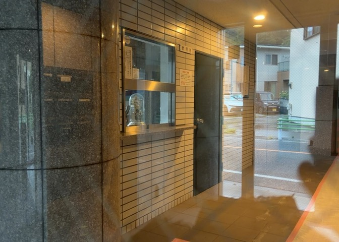 受付はマンションコンシェルジュがいる場合もあれば、管理人が滞在する小部屋を総称して呼ぶことがあります。主にエントランスに設置されていることから、防犯面でも期待ができます。防犯設備がない場合はより安心！